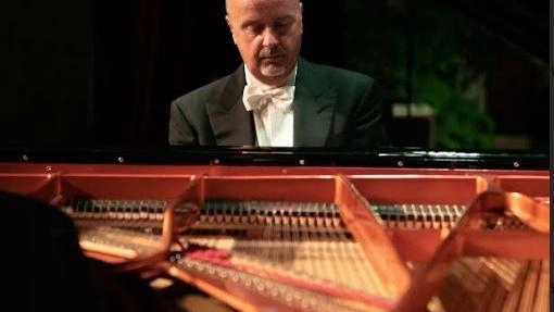 Antonio Di Cristofano staserà si esibirà al pianoforte insieme all’Orchestra Città di Grosseto, sulle note romantiche di Brahms Antonio Di Cristofano staserà si esibirà al pianoforte insieme all’Orchestra Città di Grosseto, sulle note romantiche di Brahms