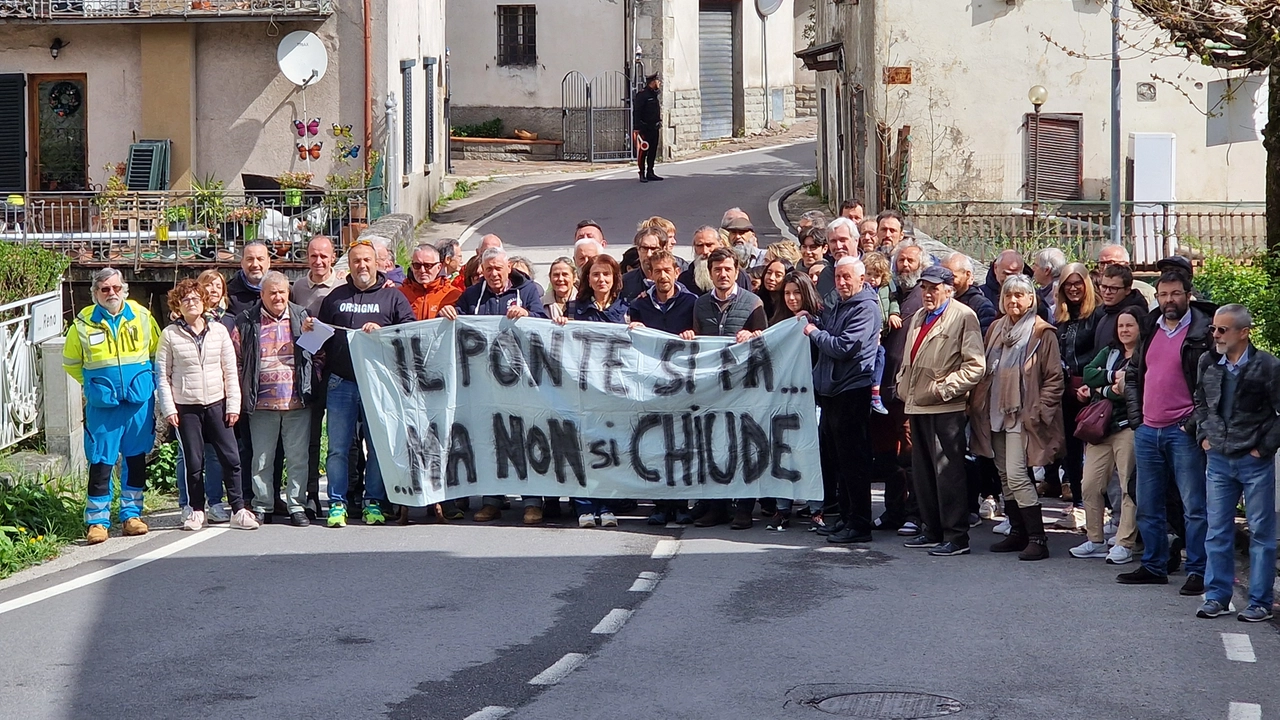Il paese occupa il ponte: “Non chiudete il Melini”