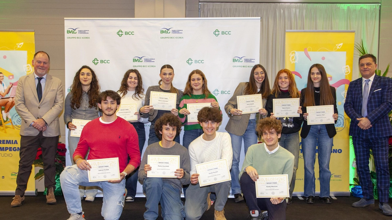 In alto uno dei gruppi di studenti che ha ricevuto la borsa di studio. In basso la consegna del premio Eccellenza a Franco Cervietti per il suo laboratorio d’arte