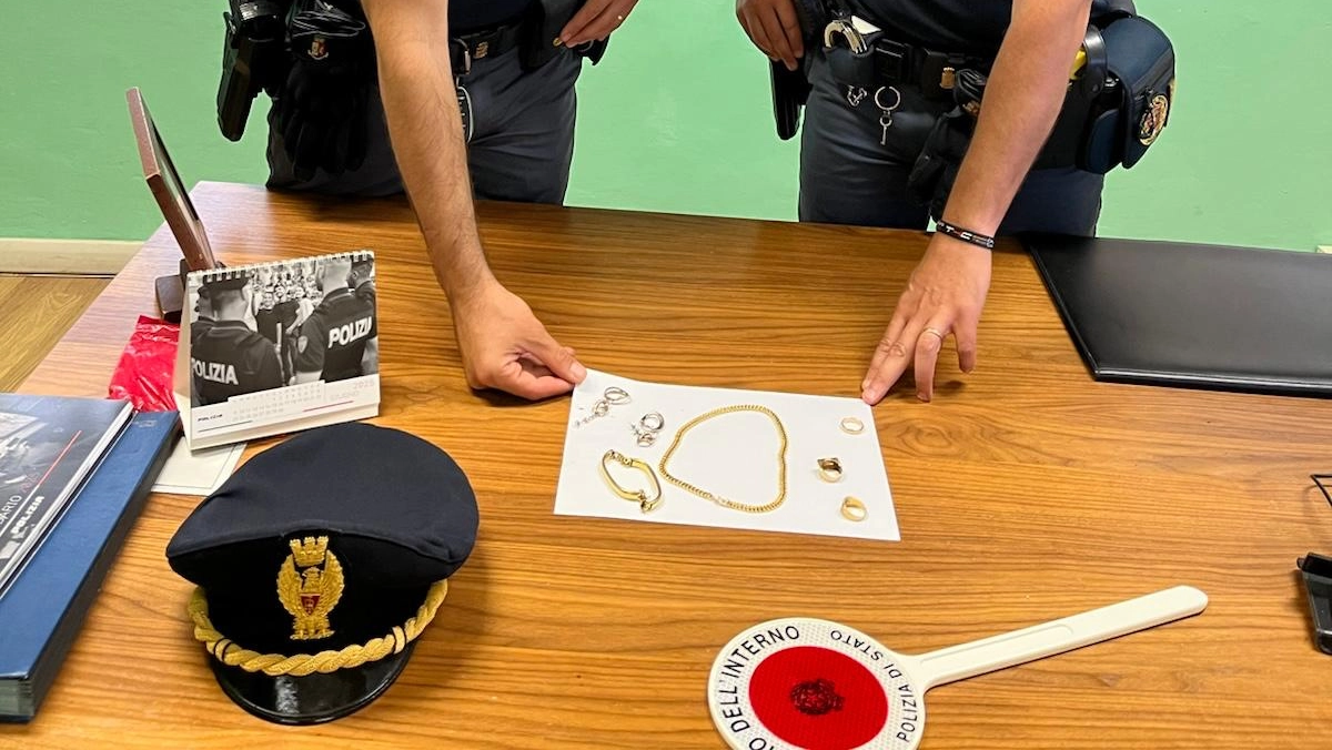 I gioielli recuperati dalla polizia che saranno restituiti ai legittimi proprietari