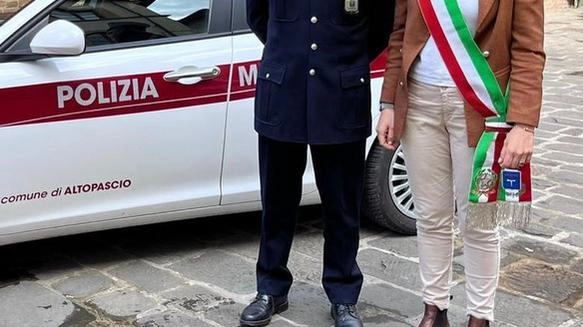 La sindaca di Altopascio, Sara D’Ambrosio, con il comandante della polizia municipale Italo Pellegrini a cui è stato assegnato un encomio speciale La sindaca di Altopascio, Sara D’Ambrosio, con il comandante della polizia municipale Italo Pellegrini a cui è stato assegnato un encomio speciale
