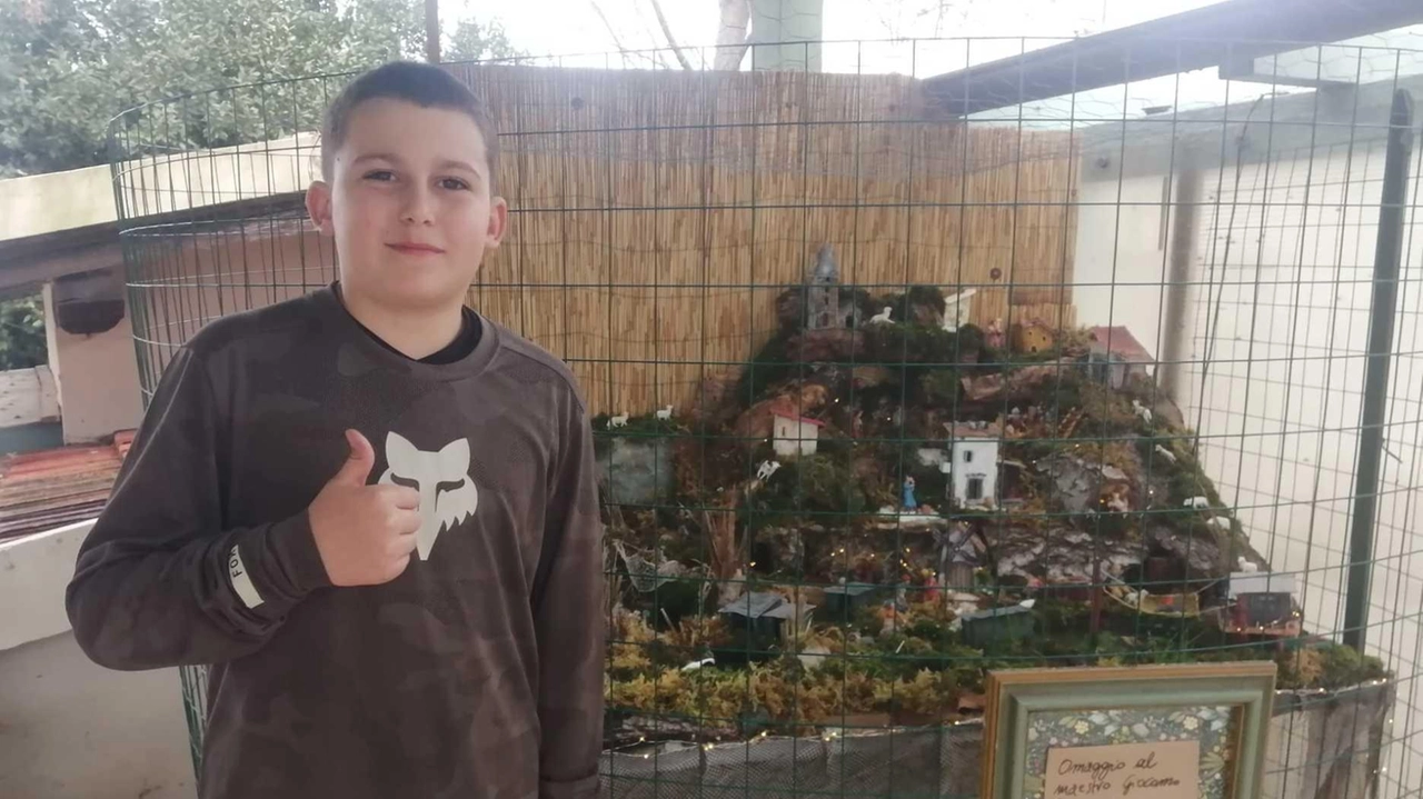 Il dodicenne Oreste Gravante davanti al presepe che ha realizzato insieme ai genitori: è diventato un’attrazione Il dodicenne Oreste Gravante davanti al presepe che ha realizzato insieme ai genitori: è diventato un’attrazione