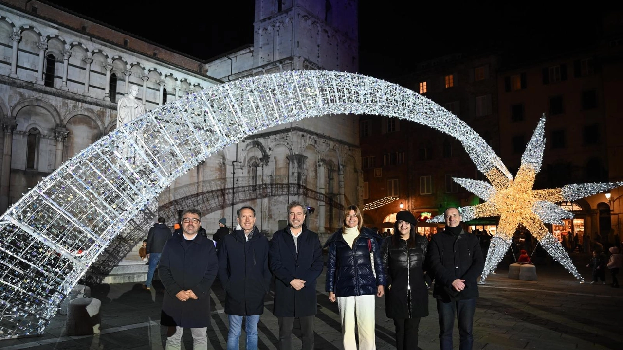 La gigantesca stella cometa illuminata in piazza San Michele, nella foto anche il sindaco e l’assessore Remo Santini La gigantesca stella cometa illuminata in piazza San Michele, nella foto anche il sindaco e l’assessore Remo Santini