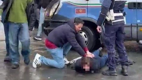 Uno studente fermato dopo la protesta in via San Frediano Uno studente fermato dopo la protesta in via San Frediano