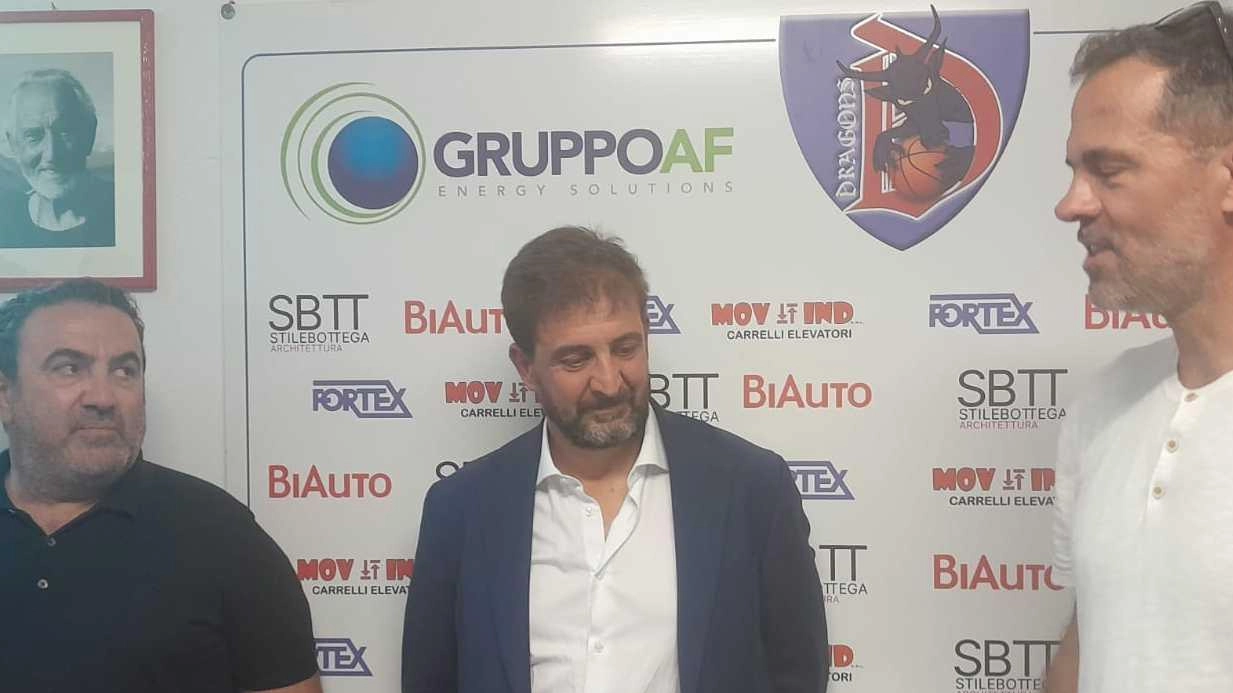 Lo Conte ed Estra (sopra l’ad Ciolini) sponsor degli U15. Dragons alle finali nazionali Lo Conte ed Estra (sopra l’ad Ciolini) sponsor degli U15. Dragons alle finali nazionali