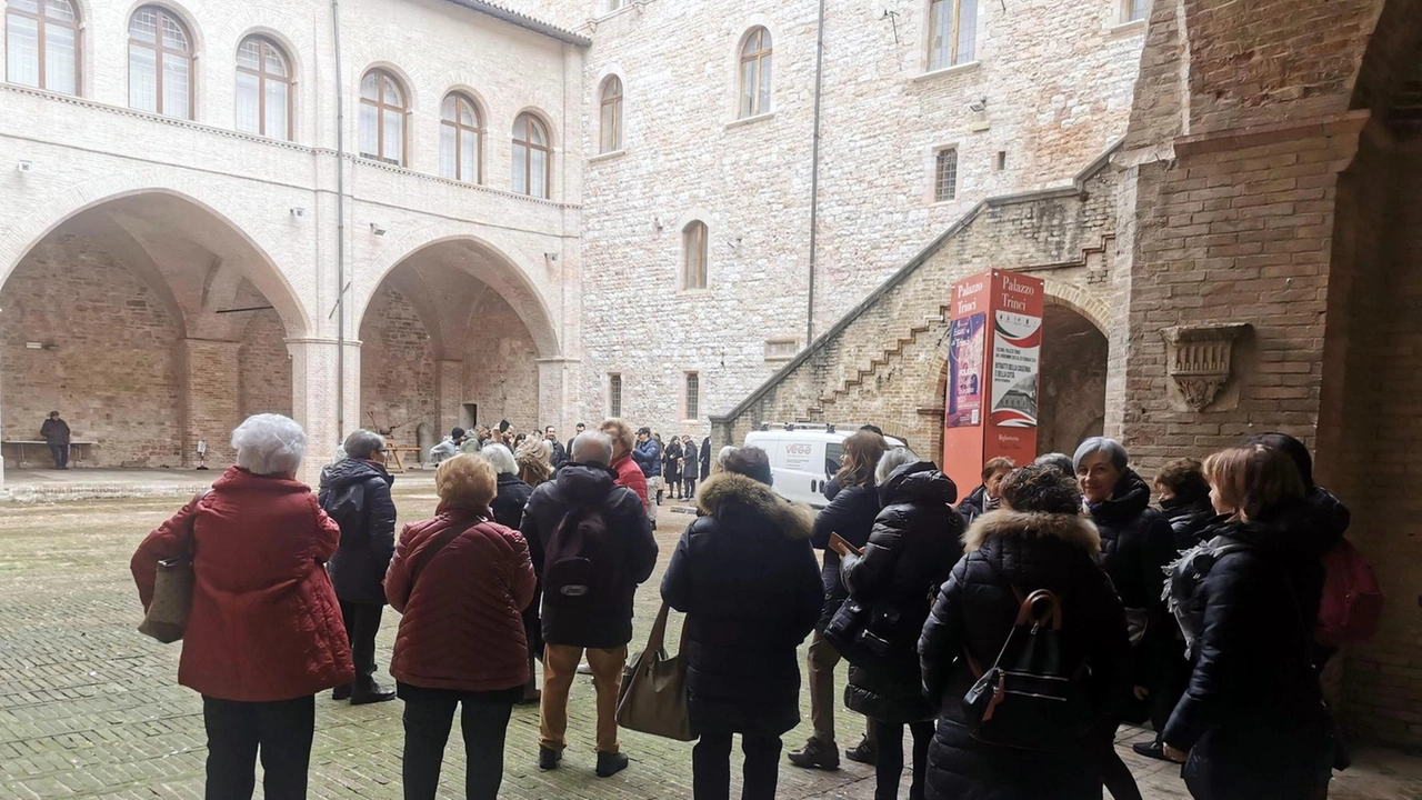 Aumento dei biglietti per le mostre del 2025 a Palazzo Trinci a Foligno, con quattro esposizioni in programma. La Giunta comunale conferma le esenzioni esistenti, ma introduce un aumento di 3 euro. Aumento dei biglietti per le mostre del 2025 a Palazzo Trinci a Foligno, con quattro esposizioni in programma. La Giunta comunale conferma le esenzioni esistenti, ma introduce un aumento di 3 euro.
