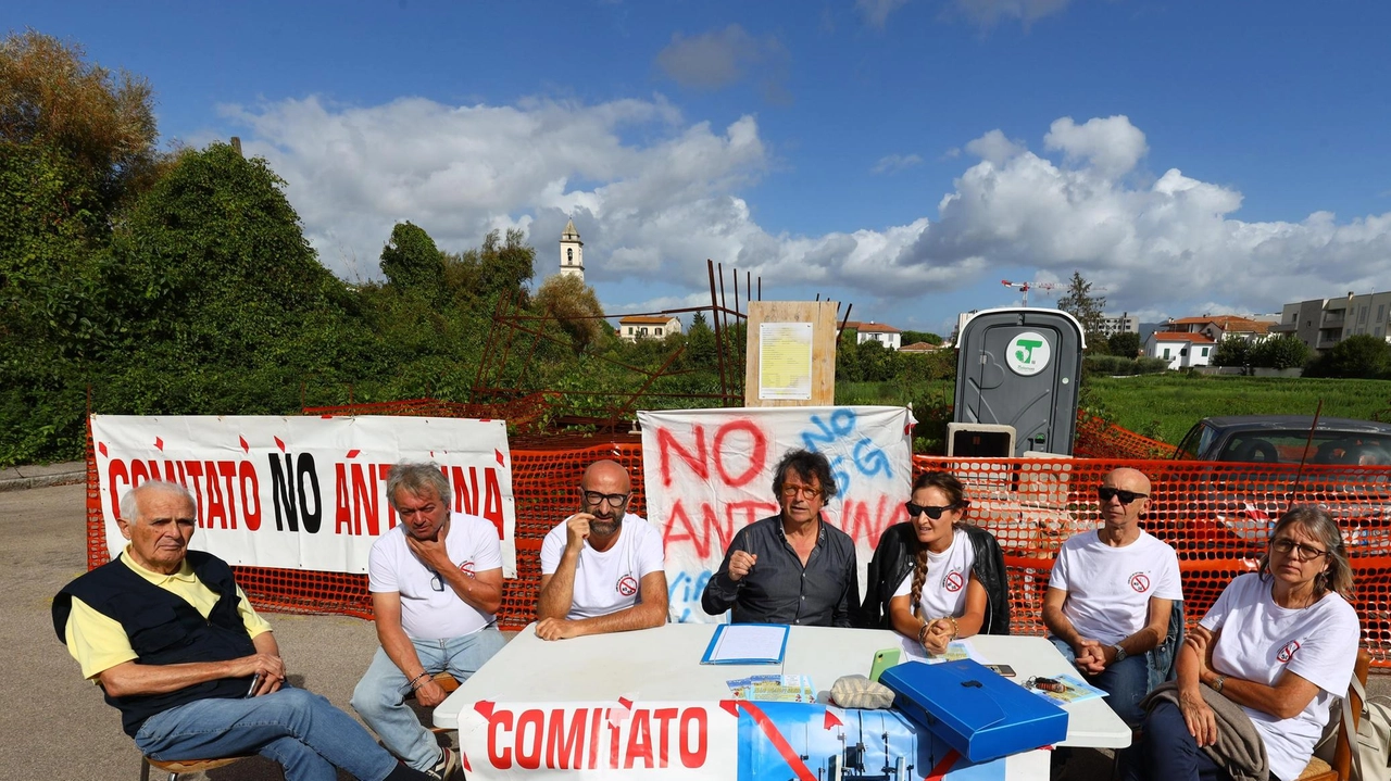 Il comitato Stop5G Empoli Valdelsa durante una delle manifestazioni di protesta (foto d’archivio) Il comitato Stop5G Empoli Valdelsa durante una delle manifestazioni di protesta (foto d’archivio)