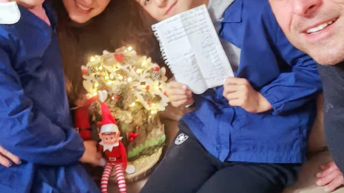 Filippo Donati insieme alla sua famiglia; in alto, la speciale letterina per Babbo Natale Filippo Donati insieme alla sua famiglia; in alto, la speciale letterina per Babbo Natale