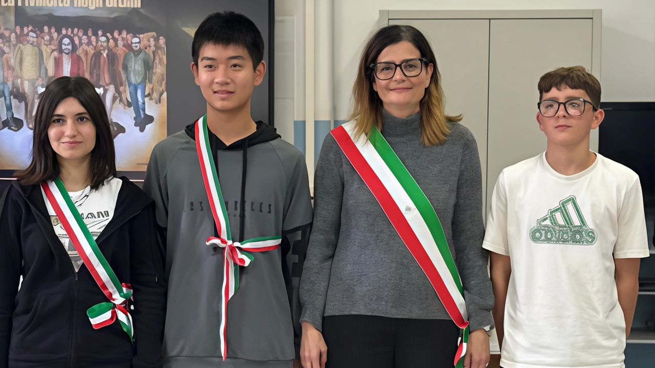 Il sindaco di San Giovanni, Valentina Vadi, con i ragazzi del nuovo consiglio comunale dei ragazzi appena eletti per l’anno scolastico in corso Il sindaco di San Giovanni, Valentina Vadi, con i ragazzi del nuovo consiglio comunale dei ragazzi appena eletti per l’anno scolastico in corso