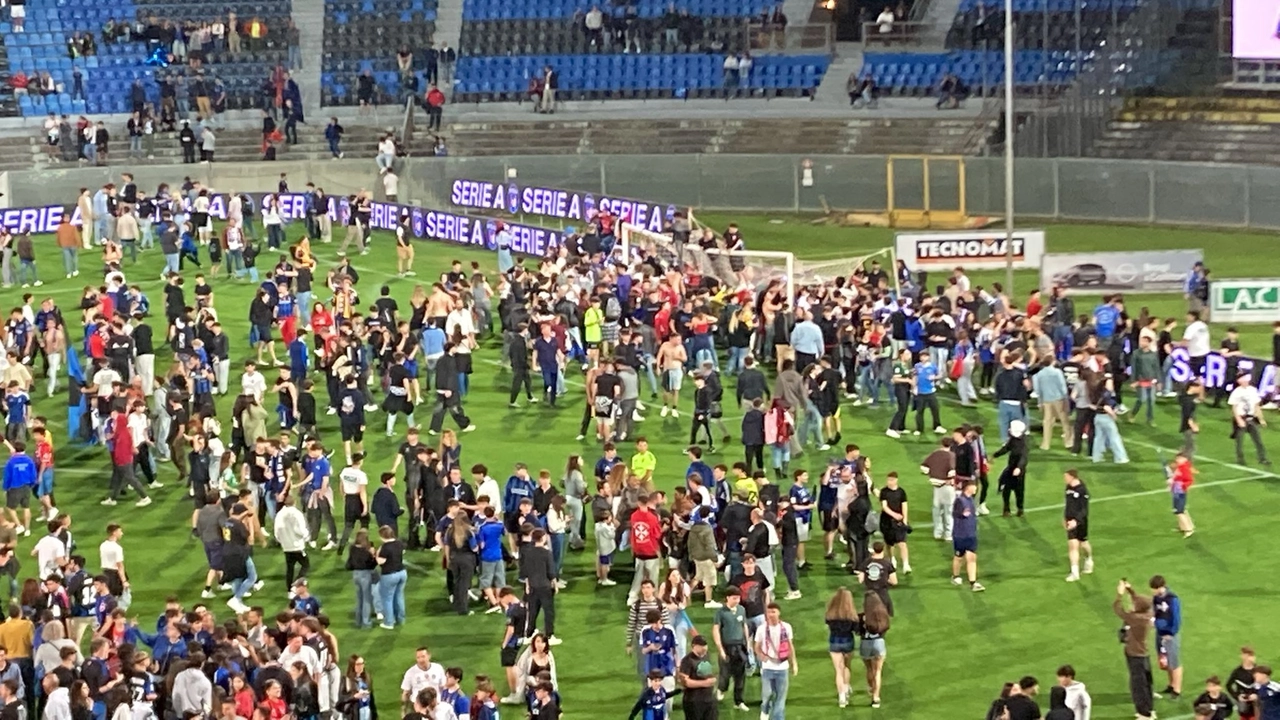 Pisa in A, la grande festa: all’Arena l’abbraccio tra giocatori e tifosi, invasione di campo