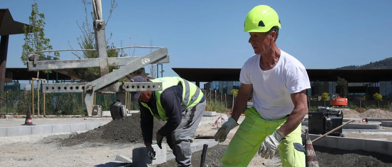 Tramvia a tutto ferro. Si lavora pure il 25 aprile. Pronta la posa dei binari