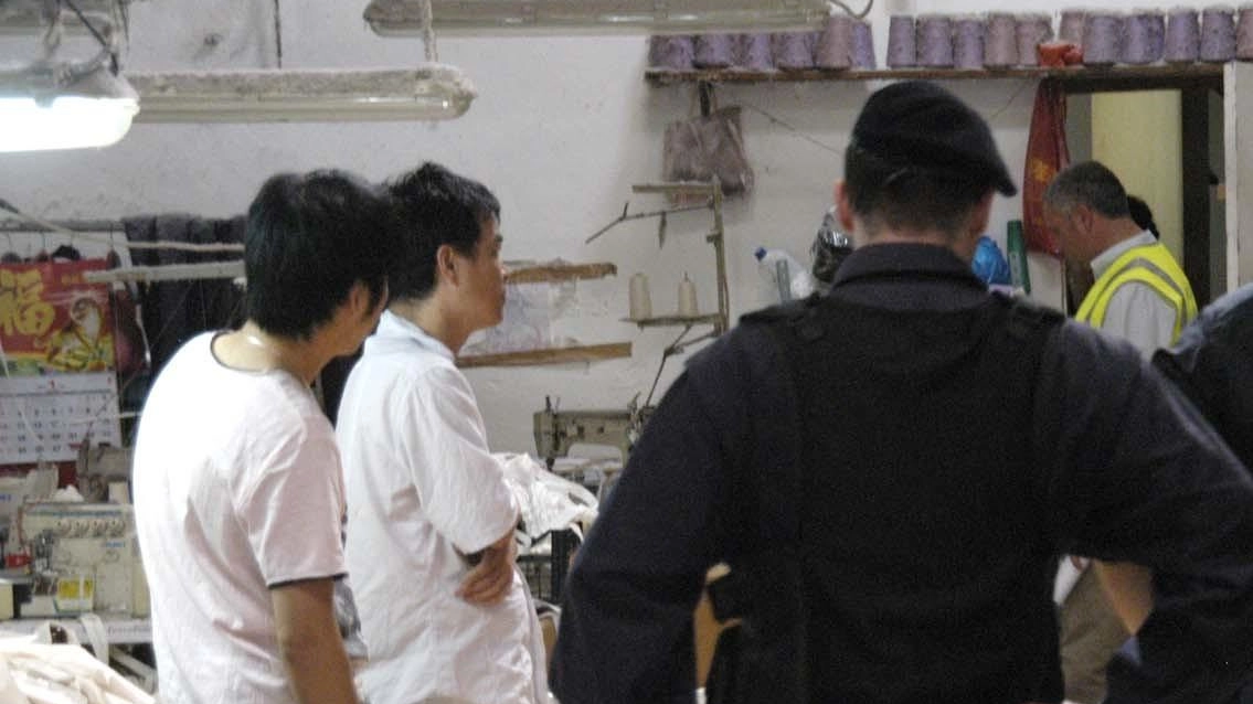 Ispezione interforze a Prato: 51 stranieri identificati, 2 irregolari. 18 lavoratori senza contratto, sospesa attività economica. Sanzioni per sicurezza sul lavoro. Prefettura: azione nel solco del lavoro avviato nel 2021. Ispezione interforze a Prato: 51 stranieri identificati, 2 irregolari. 18 lavoratori senza contratto, sospesa attività economica. Sanzioni per sicurezza sul lavoro. Prefettura: azione nel solco del lavoro avviato nel 2021.