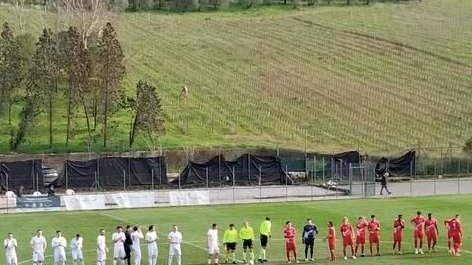 Le squadre schierate a centrocampo prima del fischio d’inizio Le squadre schierate a centrocampo prima del fischio d’inizio