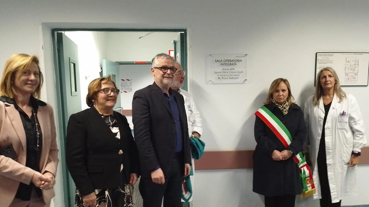 Personalità di spicco al taglio del nastro della nuova sala operatoria integrata Personalità di spicco al taglio del nastro della nuova sala operatoria integrata