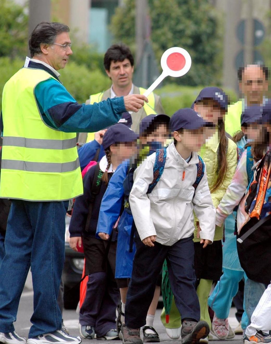 https://www.lanazione.it/image-service/view/acePublic/alias/contentid/Y2NkMmFhMTQtNTVjNS00/0/volontari-a-fianco-della-polizia-locale-per-utilita-sociale-e-aiuto-vicino-alle-scuole.jpeg