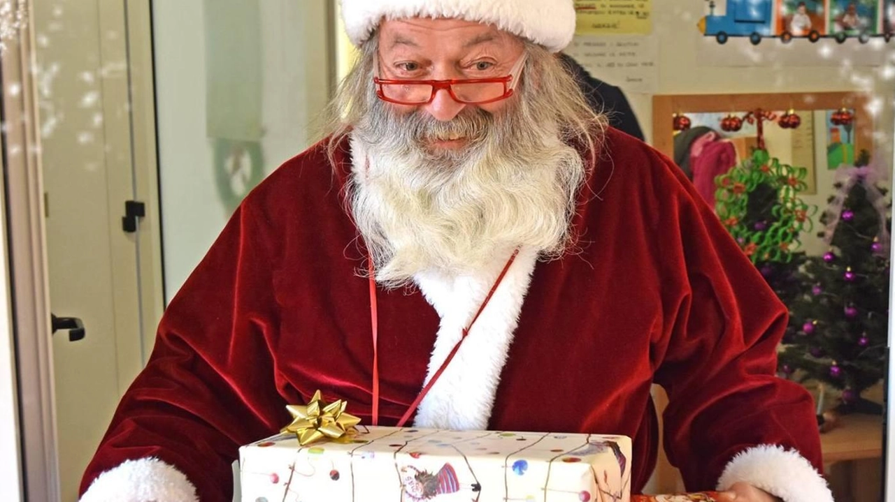 Santa Claus consegna alcuni pacchi regalo. La Misericordia di Seano organizza per la vigilia su prenotazione la visita di Babbo Natale a casa Santa Claus consegna alcuni pacchi regalo. La Misericordia di Seano organizza per la vigilia su prenotazione la visita di Babbo Natale a casa