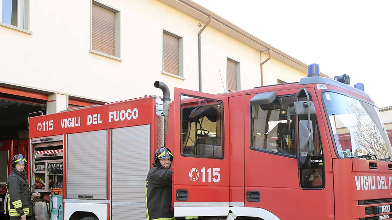 Un mezzo dei vigili del fuoco in partenza dalla caserma. A Brugnato si pianifica una nuova sede (. foto di repertorio Un mezzo dei vigili del fuoco in partenza dalla caserma. A Brugnato si pianifica una nuova sede (. foto di repertorio