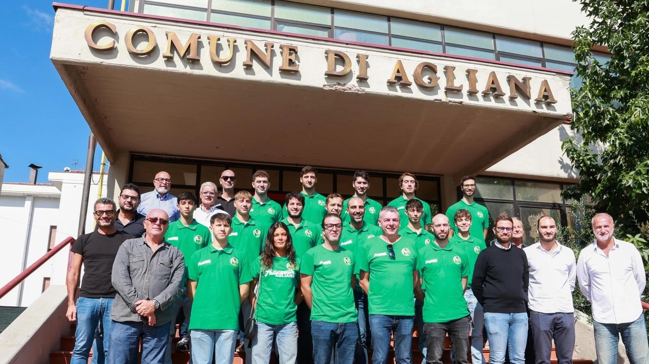 La squadra davanti al Municipio con il sindaco Benesperi La squadra davanti al Municipio con il sindaco Benesperi
