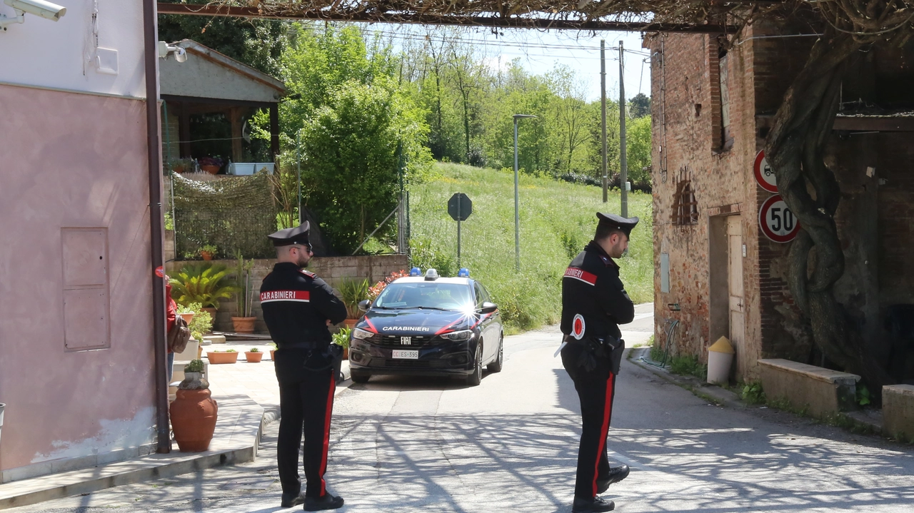 Nella foto i rilievi della scientifica nel giardino della casa di Ceraulo. Sotto, i carabinieri presidiano la zona