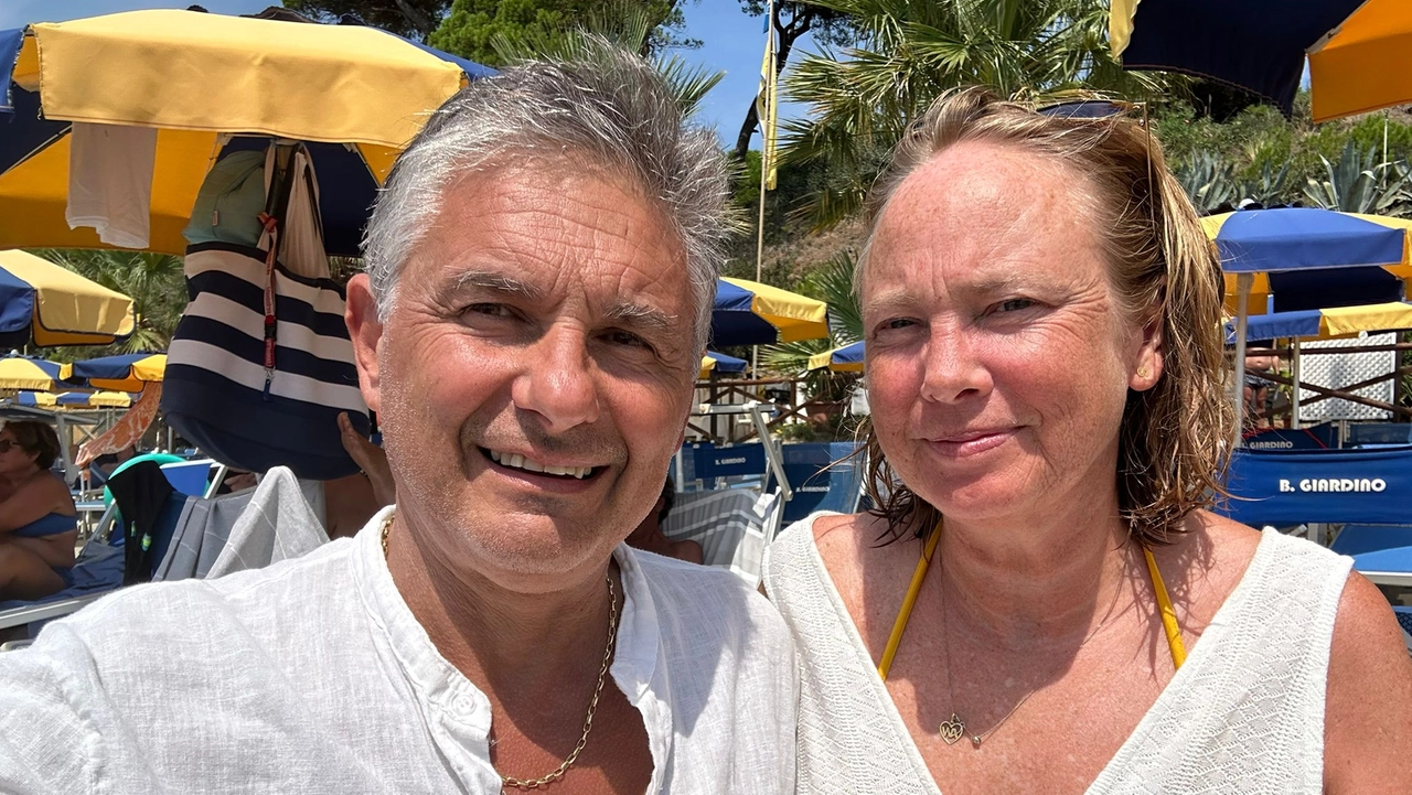 L’artista al mare con la moglie Willow Curry. La coppia ha due figli, Matteo e Sabina