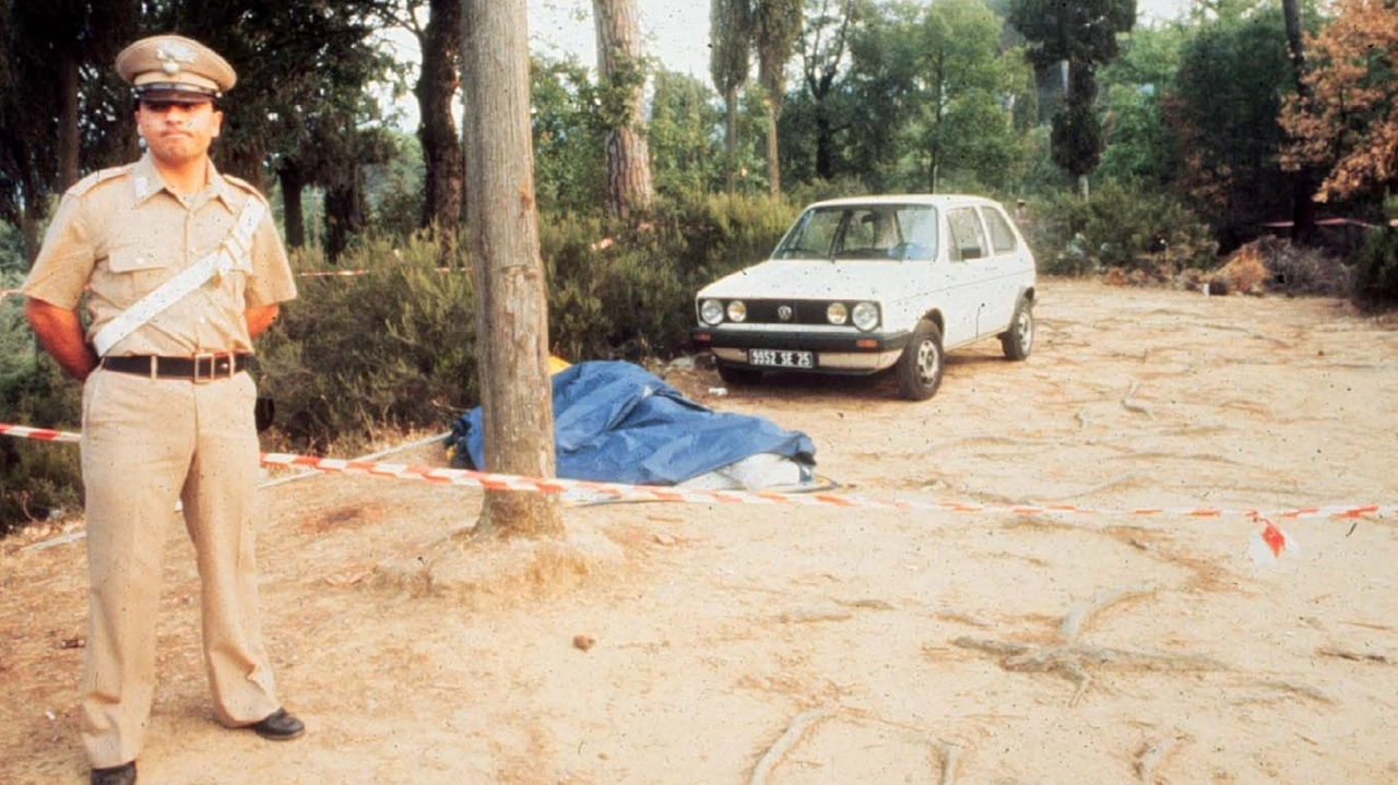 Un carabiniere sulla scena del delitto agli Scopeti nel 1985, dove furono uccisi i turisti francesi Nadine e Jean Michael Un carabiniere sulla scena del delitto agli Scopeti nel 1985, dove furono uccisi i turisti francesi Nadine e Jean Michael