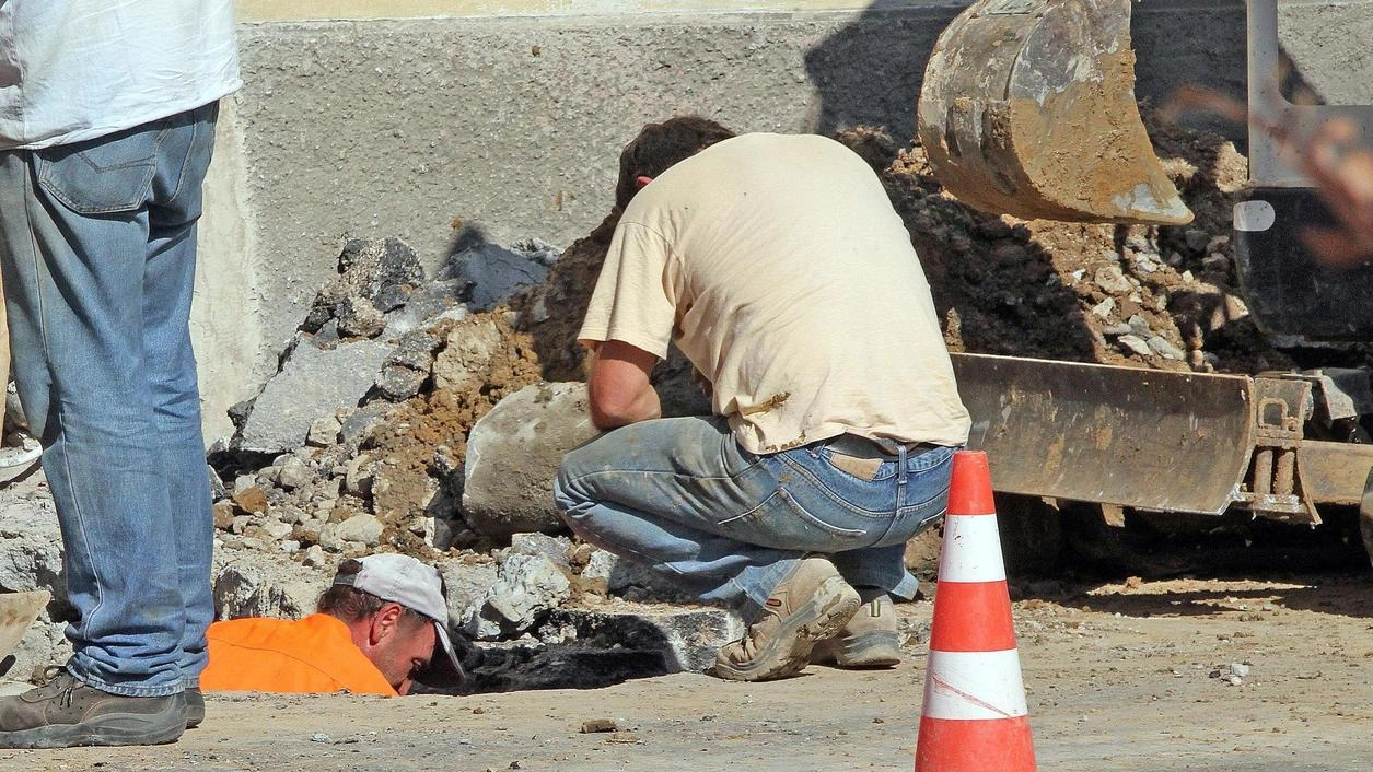 La sindaca Del Grande fa il punto sui lavori nella piazza spiegando le ragioni dei ritardi (. foto di repertorio La sindaca Del Grande fa il punto sui lavori nella piazza spiegando le ragioni dei ritardi (. foto di repertorio