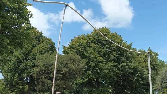 Il filo pendulo della corrente elettrica poggiato su una canna fornita dai residenti della zona: dopo un anno è rimasto tutto così Il filo pendulo della corrente elettrica poggiato su una canna fornita dai residenti della zona: dopo un anno è rimasto tutto così