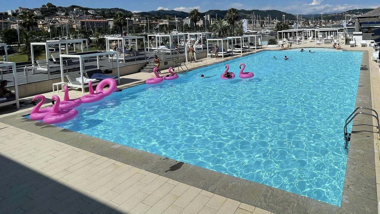 Restyling e offerta dello spazio al Mirabello sono in linea con una clientela medio-alta. Prenotazioni telefoniche o tramite piattaforma booking di settore, con sovrapprezzo .