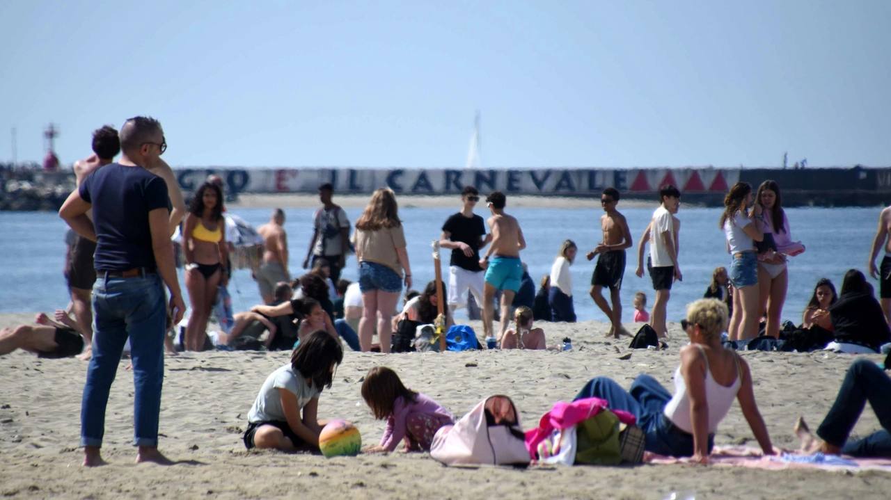 E all’improvviso l’estate: Toscana, 1 maggio in spiaggia, costa presa d’assalto