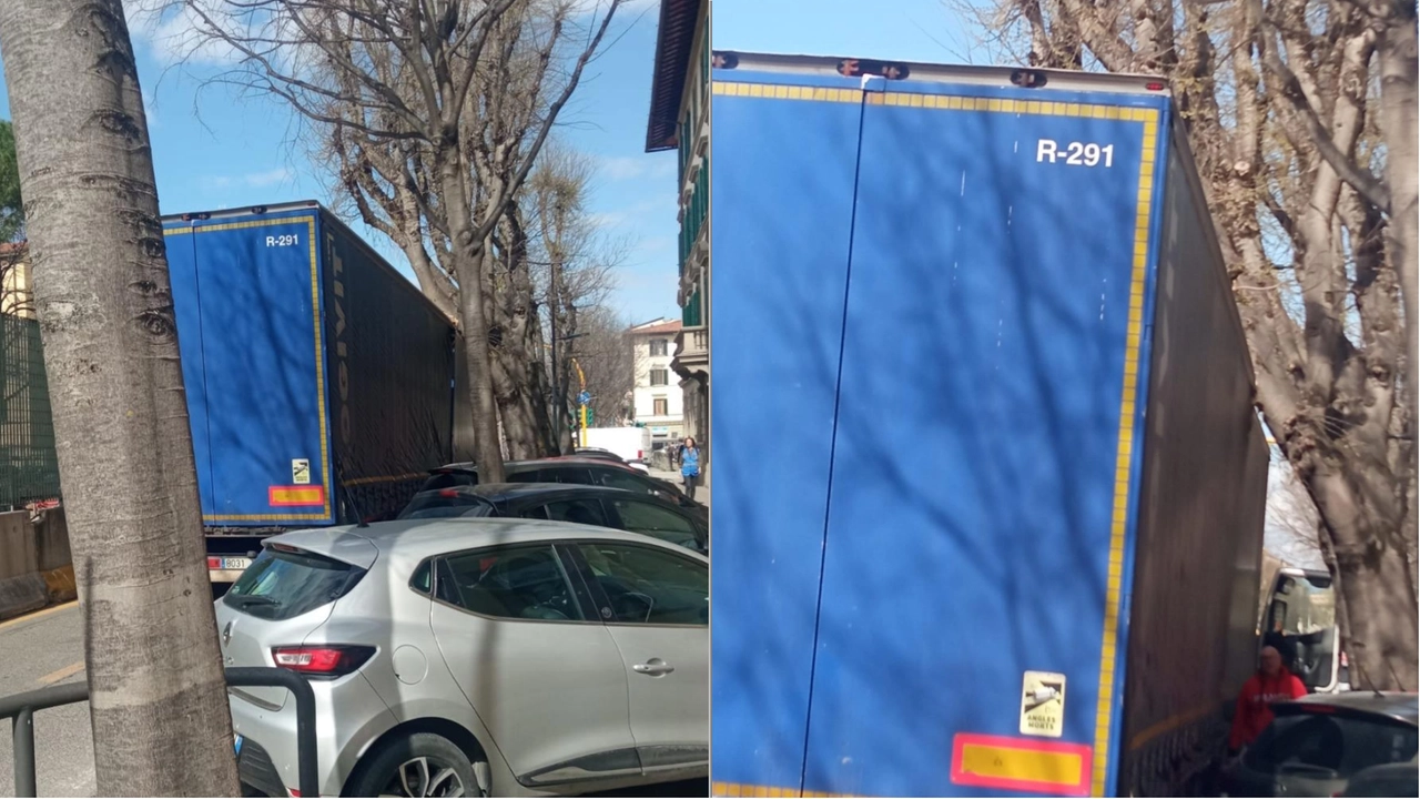 Il tir incastrato in viale Giannotti