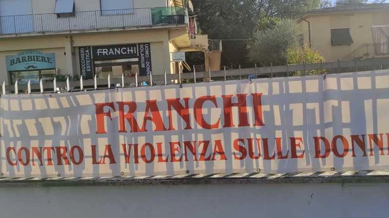 Il grande striscione affisso all’esterno del negozio Il grande striscione affisso all’esterno del negozio