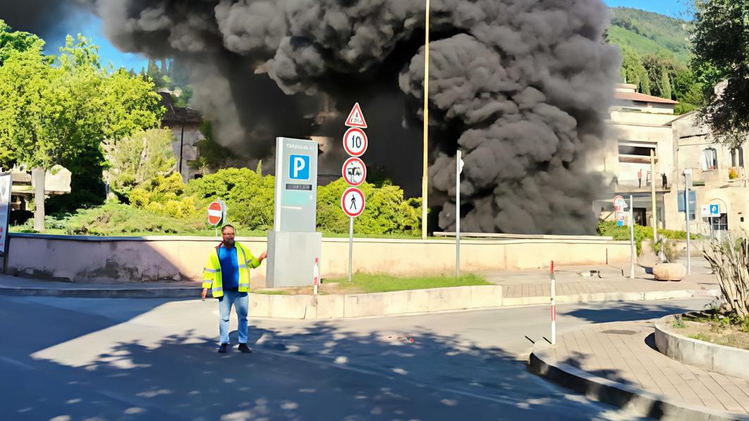 Fiamme e paura nel parcheggio. A fuoco un garage sotterraneo. Bruciate 20 auto in piazza Matteotti Fiamme e paura nel parcheggio. A fuoco un garage sotterraneo. Bruciate 20 auto in piazza Matteotti