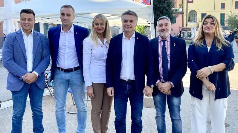 I candidati della Lega assieme al vicemininistro e segretario regionale, Edoardo Rixi I candidati della Lega assieme al vicemininistro e segretario regionale, Edoardo Rixi