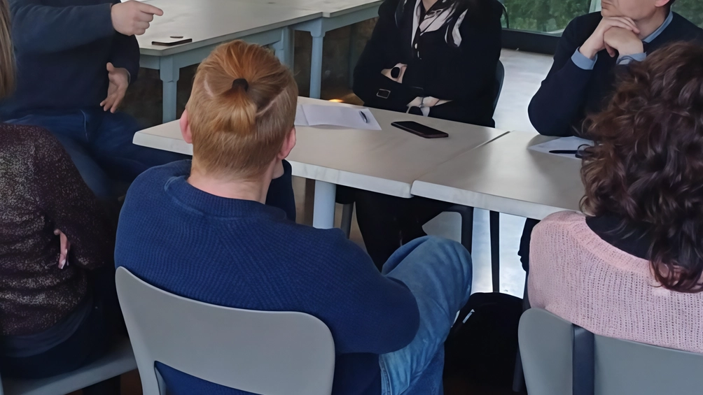 Un momento dell’incontro con i lavoratori al quale ha partecipato anche l’assessora regionale Nardini. Martedì si tratta in Regione