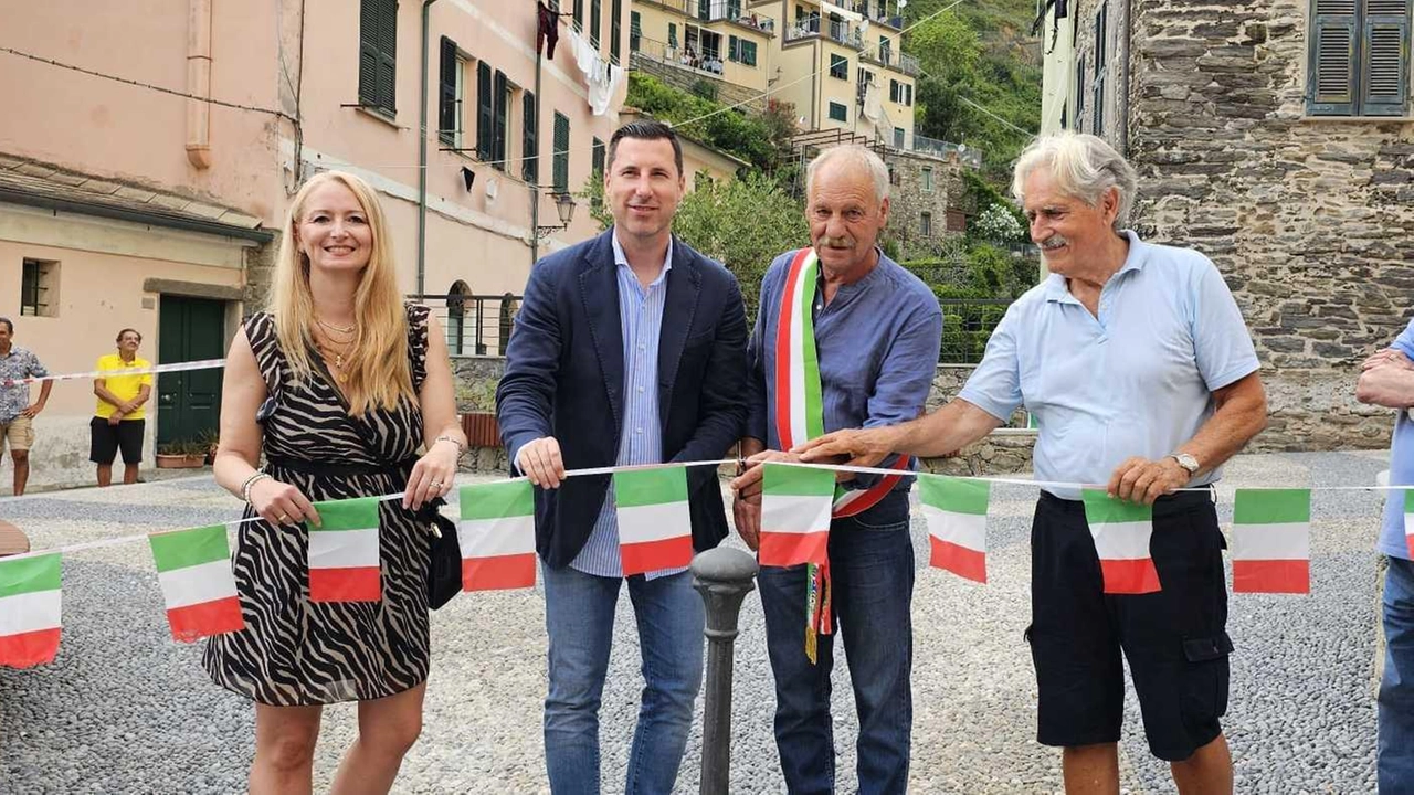 Un momento della cerimonia di inauguazione della piazzetta con Giampedrone e il sindaco. Fenelli