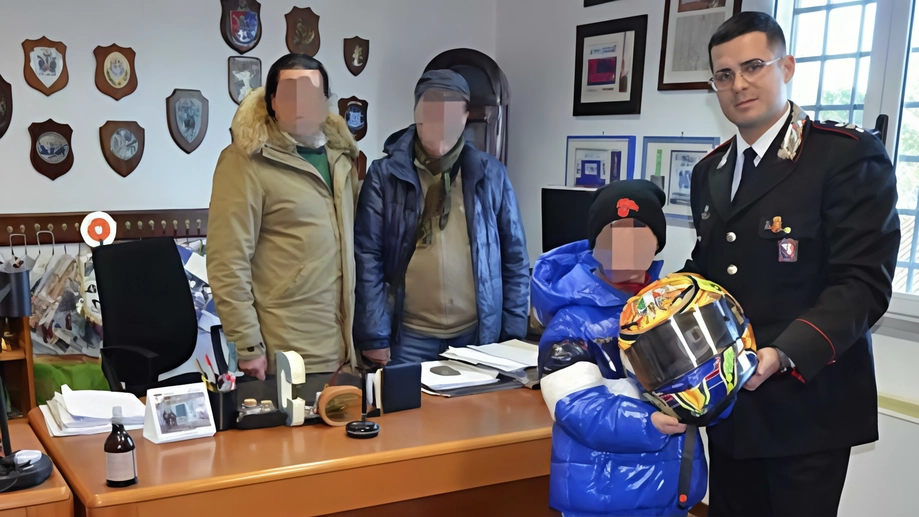 La riconsegna del casco autografato da Vale Rossi, supercampione della Motogp, al legittimo proprietario La riconsegna del casco autografato da Vale Rossi, supercampione della Motogp, al legittimo proprietario