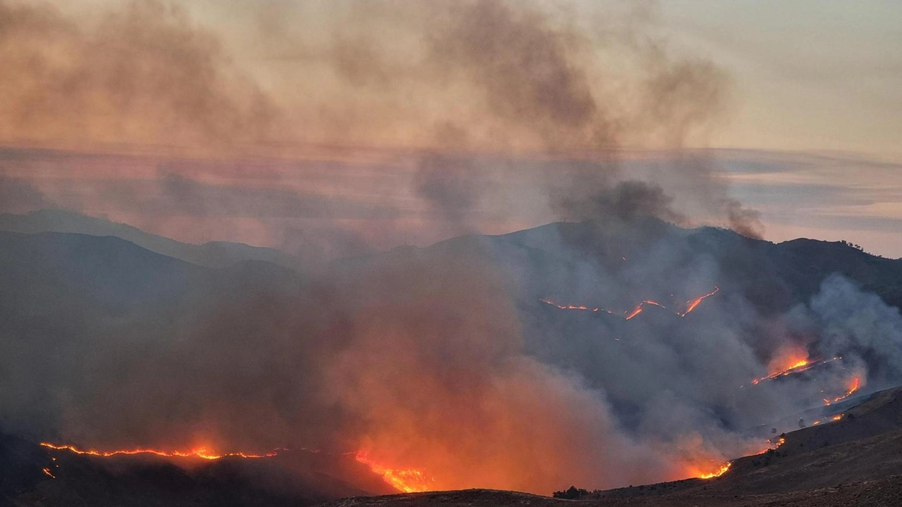 Fiamme alimentate da forti venti, decine di evacuazioni