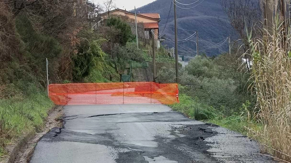 La strada provinciale per Tirolo, chiusa dallo scorso 26 febbraio La strada provinciale per Tirolo, chiusa dallo scorso 26 febbraio