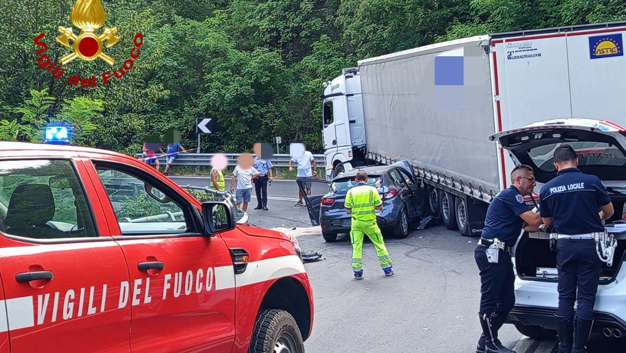 L'intervento dei vigili del fuoco e della polizia locale (foto vigili del fuoco)
