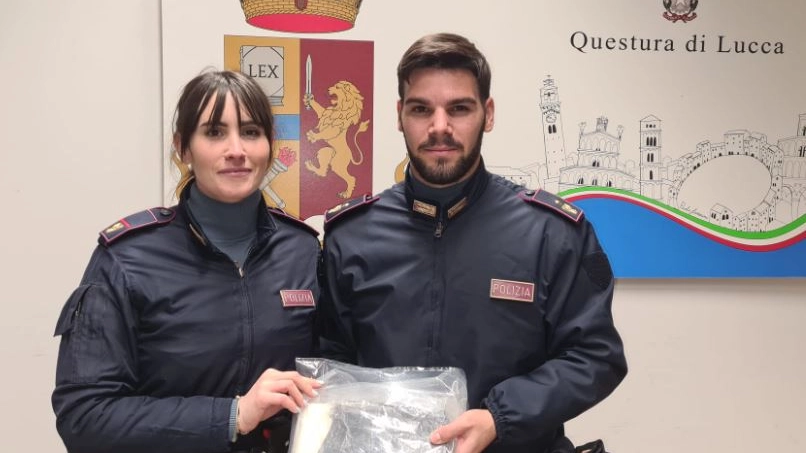 Gli agenti della polizia di Lucca hanno bloccato 4 spacciatori e sequestrato loro soldi e cocaina