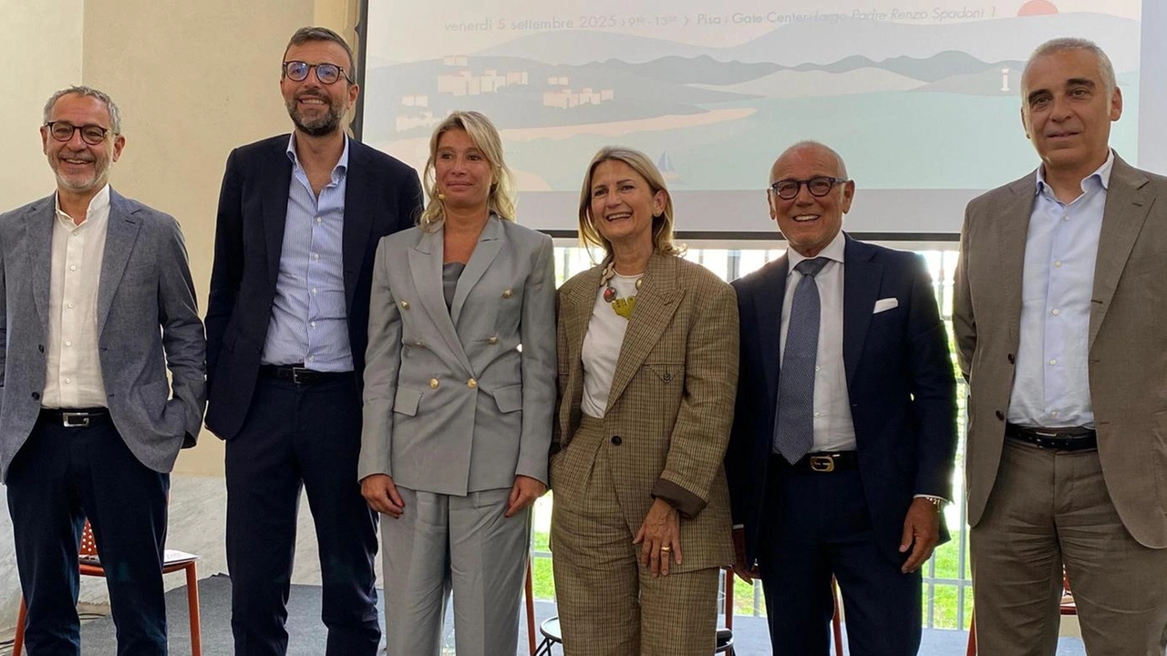 Da sinistra: il direttore Anci Toscana Simone Gheri, il presidente del consiglio regionale della Toscana Antonio Mazzeo, la giornalista del Tg5 Francesca Cantini, la presidente dell’assemblea corsa Marie-Antoinette Maupertuis, il presidente del consiglio regionale della Liguria Stefano Balleari e il vicepresidente del consiglio regionale della Toscana, Diego Petrucci