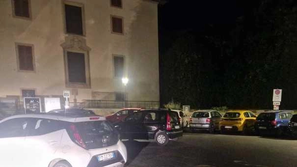 Le auto che ostruiscono il passaggio all’autobus in piazza Martiri a Volterra Le auto che ostruiscono il passaggio all’autobus in piazza Martiri a Volterra