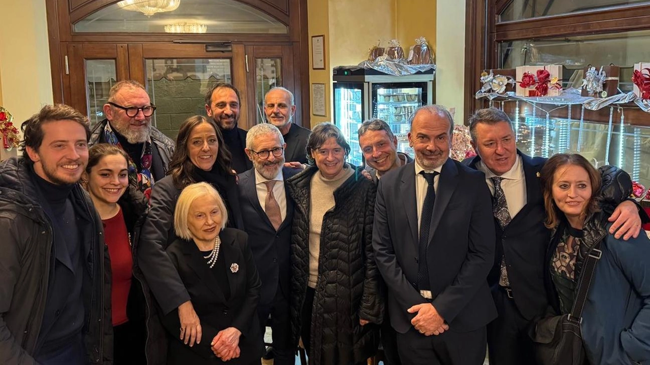 Alla Pasticceria Sieni in San Lorenzo i tradizionali auguri di Confesercenti città di Firenze. A portare il proprio saluto e...