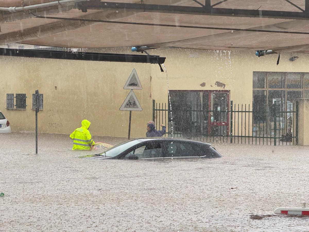Alluvione all’Elba, Portoferraio in ginocchio: “Nubifragio devastante, peggio che a febbraio” Alluvione all’Elba, Portoferraio in ginocchio: “Nubifragio devastante, peggio che a febbraio”