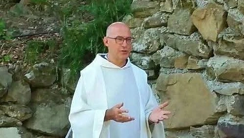 Don Bruno De Rosa, parroco di Altopascio, è finito in ospedale per un malore che l’ha colto durante la messa: ora sta meglio Don Bruno De Rosa, parroco di Altopascio, è finito in ospedale per un malore che l’ha colto durante la messa: ora sta meglio