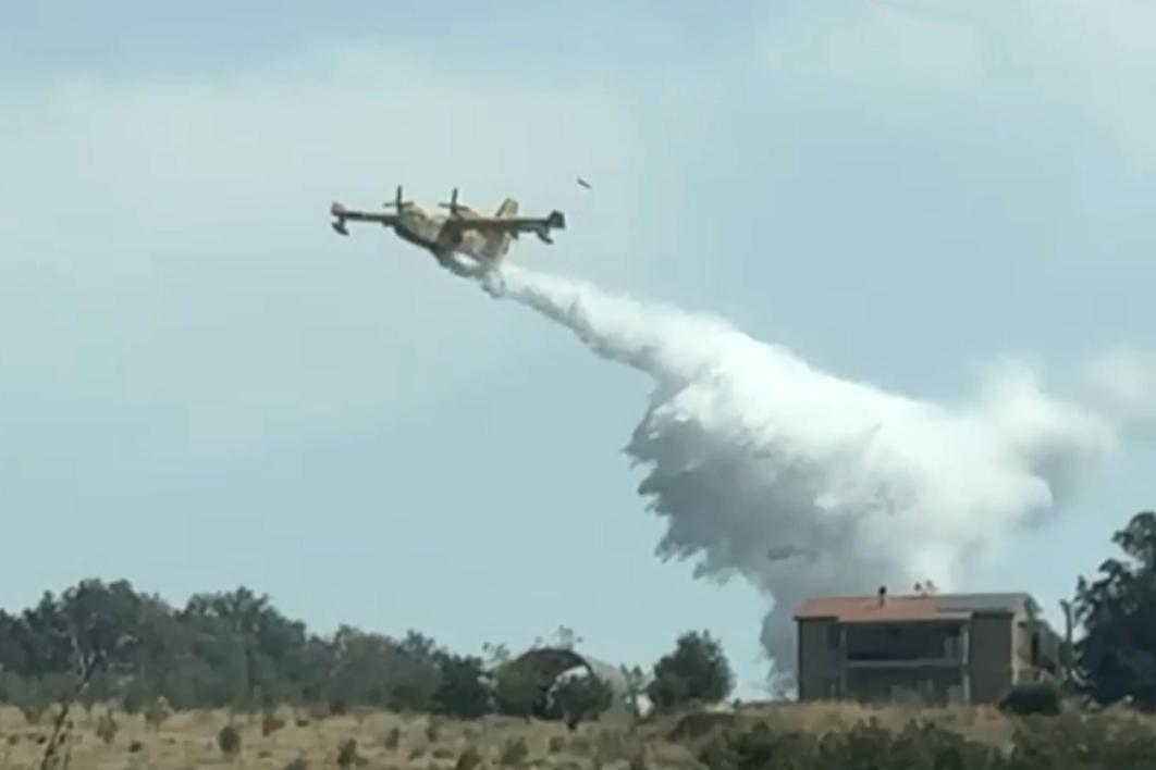 https://www.lanazione.it/image-service/view/acePublic/alias/contentid/Y2Q2YjFlMTMtNGRhZC00/0/inferno-in-maremma-quattrocento-ettari-di-bosco-devastati-dalle-fiamme.jpeg?f=1.91:1&w=1200
