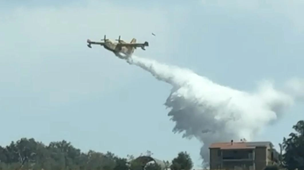 Un Canadair in azione tra Cana e Baccinello, due piccole frazioni di Roccalbegna