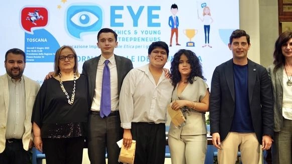 Sul podio gli studenti dell’Istituto Pellegrino Artusi che hanno convinto la giuria con i loro progetti innovativi Sul podio gli studenti dell’Istituto Pellegrino Artusi che hanno convinto la giuria con i loro progetti innovativi