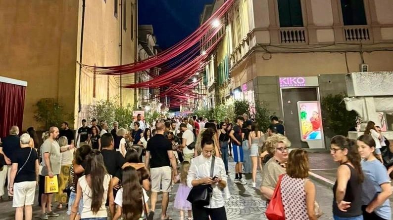 Lo shopping notturno a Pontedera. Una bella veduta del centro