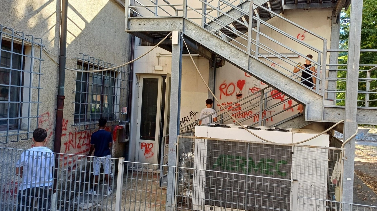 I quattro ragazzi durante le fasi di ’’ripulitura“ e ritinteggiatura delle mura esterne del complesso. Cavanis oggetto di atti vandalici nei mesi scorsi che avevano portato il sindaco a lanciare un appello sui social I quattro ragazzi durante le fasi di ’’ripulitura“ e ritinteggiatura delle mura esterne del complesso. Cavanis oggetto di atti vandalici nei mesi scorsi che avevano portato il sindaco a lanciare un appello sui social